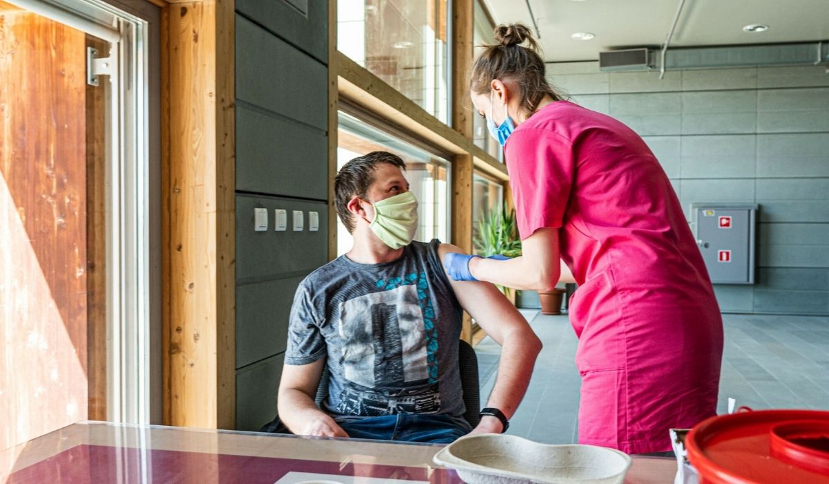 Sondaż: ponad 60% Polaków chce, żeby pracodawca mógł sprawdzić, czy pracownik jest zaszczepiony