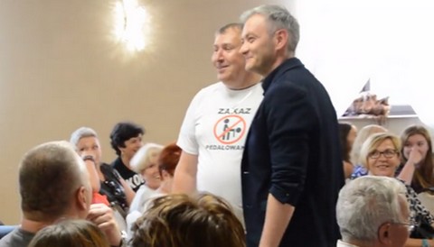 Robert Biedroń do narodowca w koszulce "zakaz pedałowania": "Chodź, zrobimy sobie selfie, łączy nas Polska"