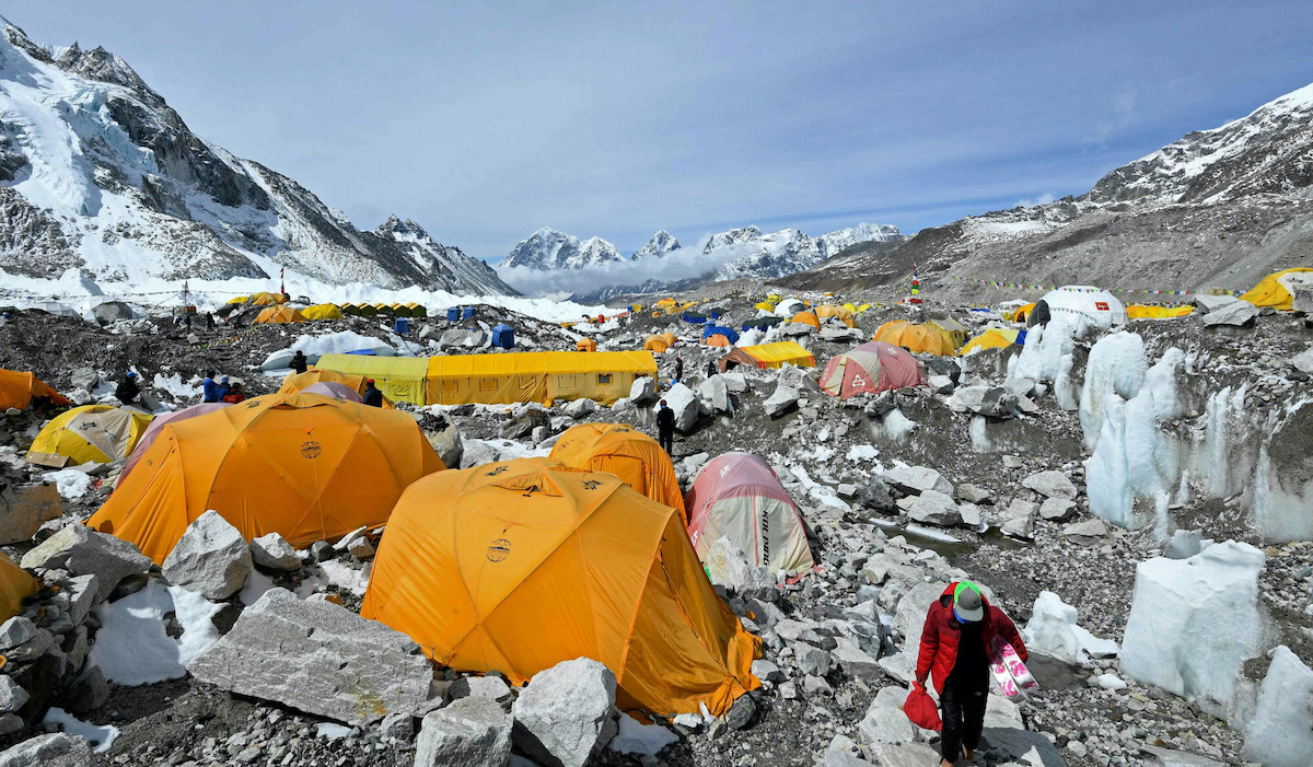 Zdobywający Mount Everest będą musieli zbierać swoje kupy, wchodzą nowe zasady