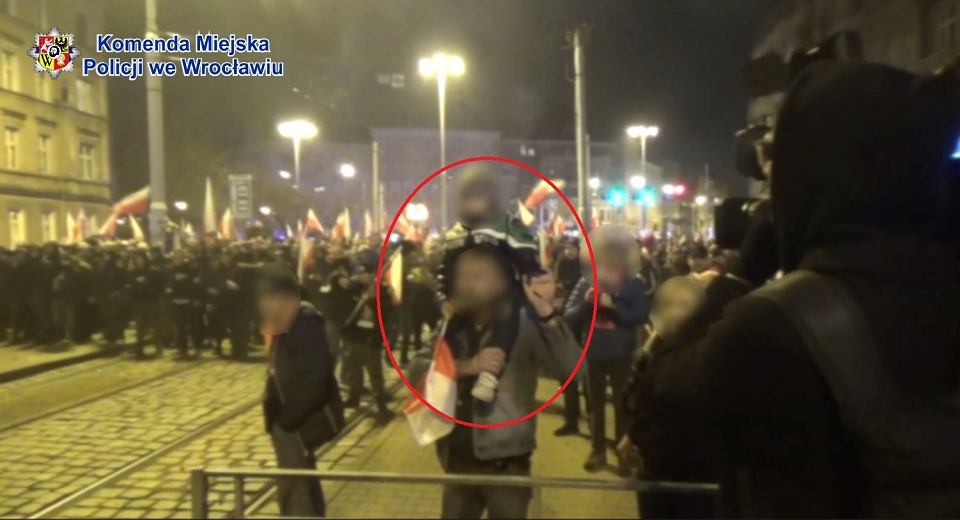 Zarzuty dla rodziców 4-latka, którzy poszli z nim na Marsz Niepodległości