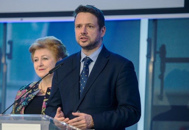 Trzaskowski: wczoraj rząd podał 8 przypadków śmiertelnych w Warszawie. Akty zgonu pokazują 32