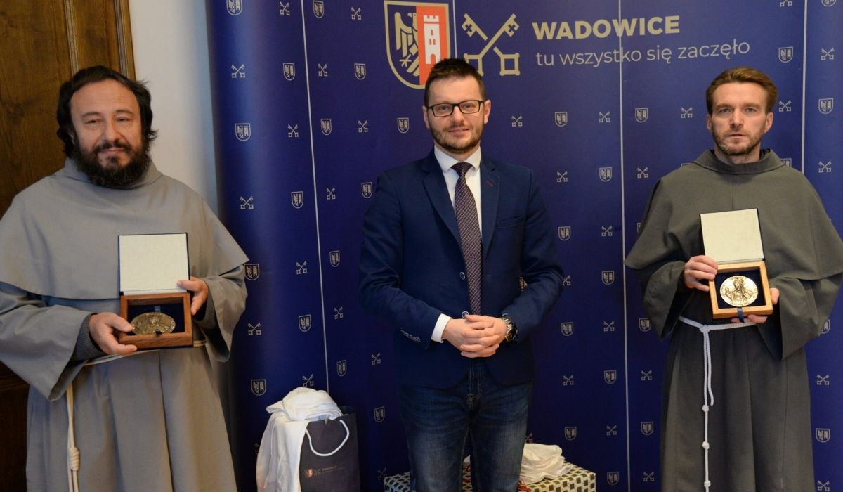 Franciszkanie poprosili w Wadowicach o wsparcie dla potrzebujących, dostali medale i koszulki z JP II