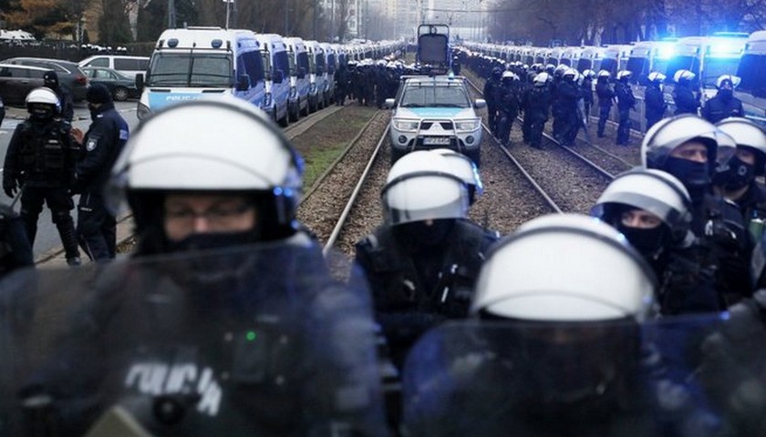 Rzeczpospolita: policjanci buntują się przeciwko ściąganiu ich na protesty w stolicy, robota niewdzięczna i są gorzej traktowani