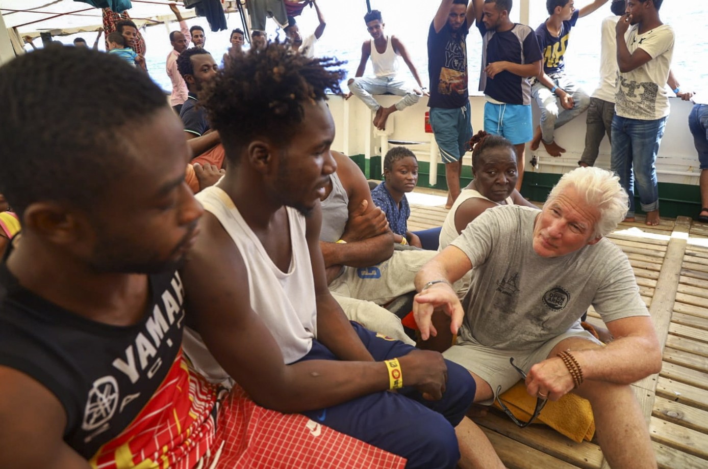 Richard Gere pomaga uchodźcom i apeluje o ich przyjęcie. Salvini: weź ich do siebie, do Hollywood