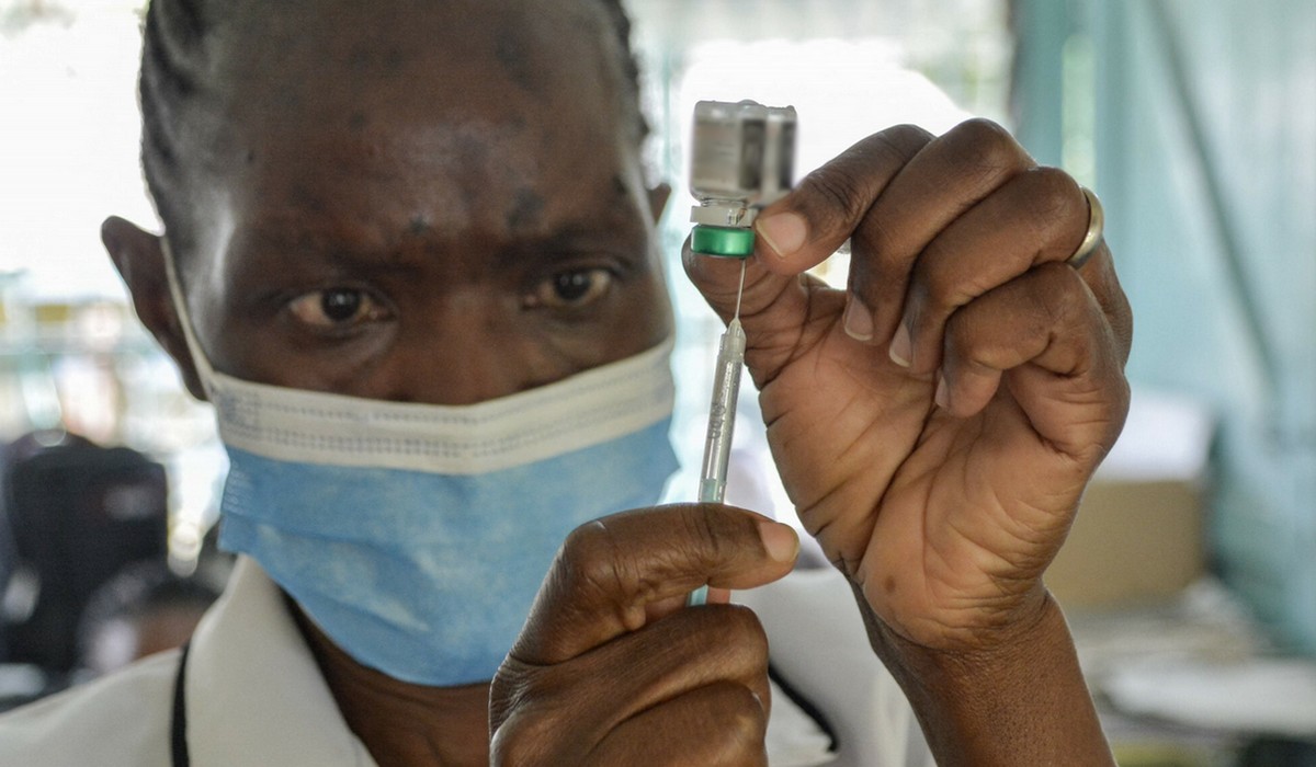 Afrykańskie państwa nie mogą doczekać się szczepionek: gdzie indziej szczepi się zwierzęta lub trzecią dawką, a my?