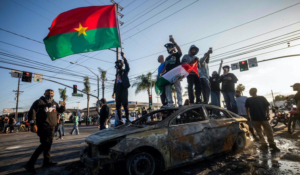 Protesty w Los Angeles nie ustają, w mieście wprowadzono godzinę policyjną