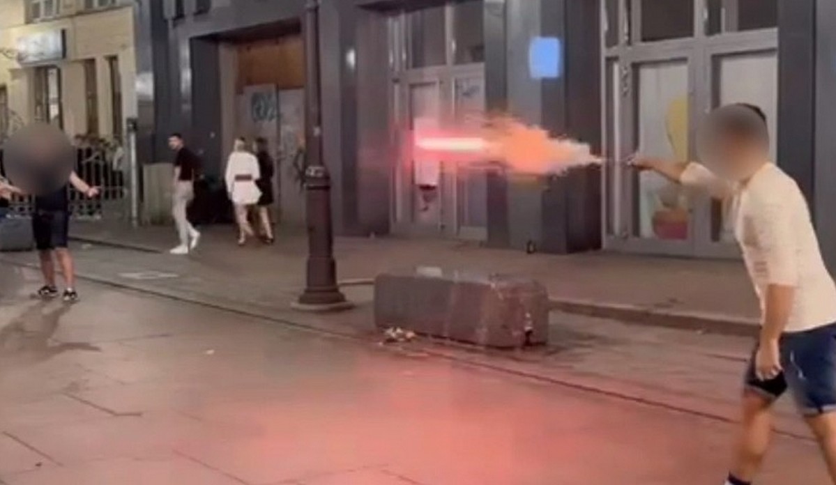 Wrocław: ktoś bawił się w czarodzieja i naparzał fajerwerkami w kolegę, nagranie stało się lokalnym skandalem