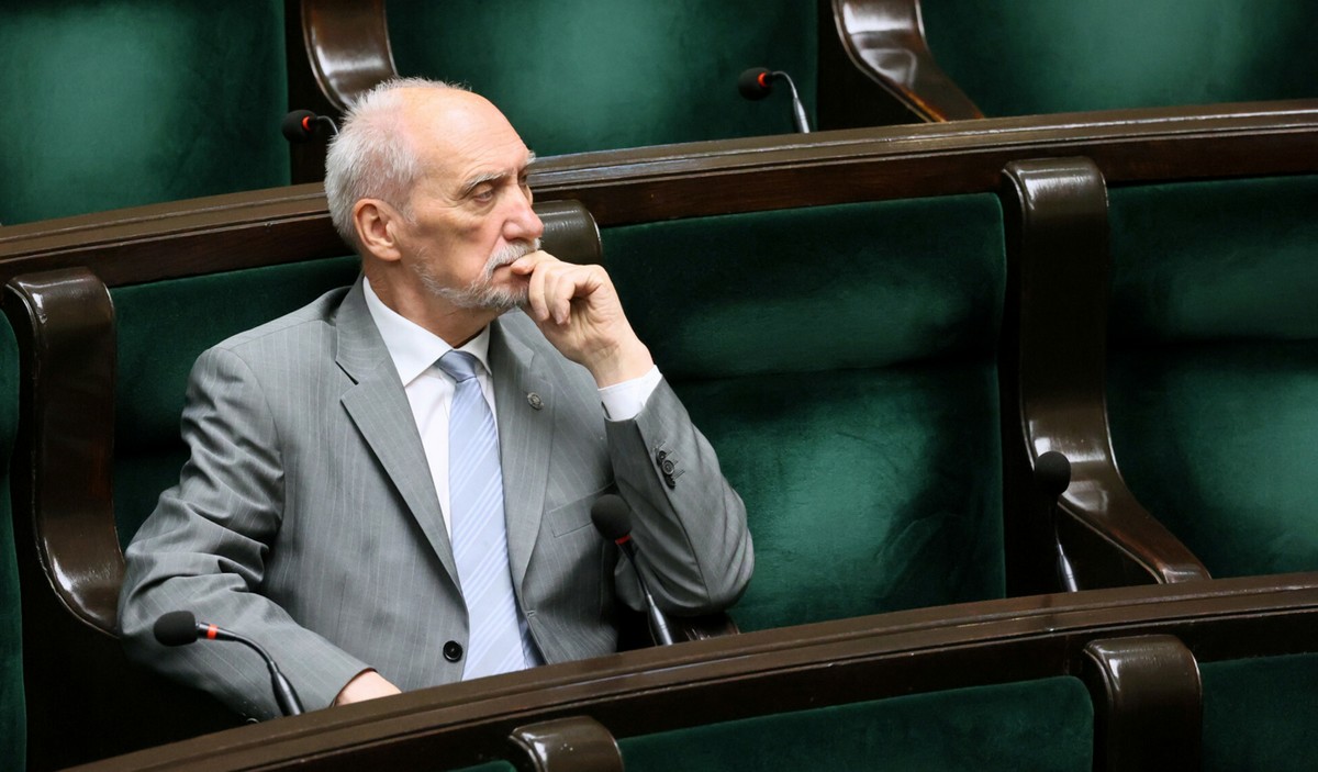 Antoni Macierewicz przekonuje, że jeśli upadnie rząd PiS, będzie zagrożenie, że dojdzie do wojny światowej