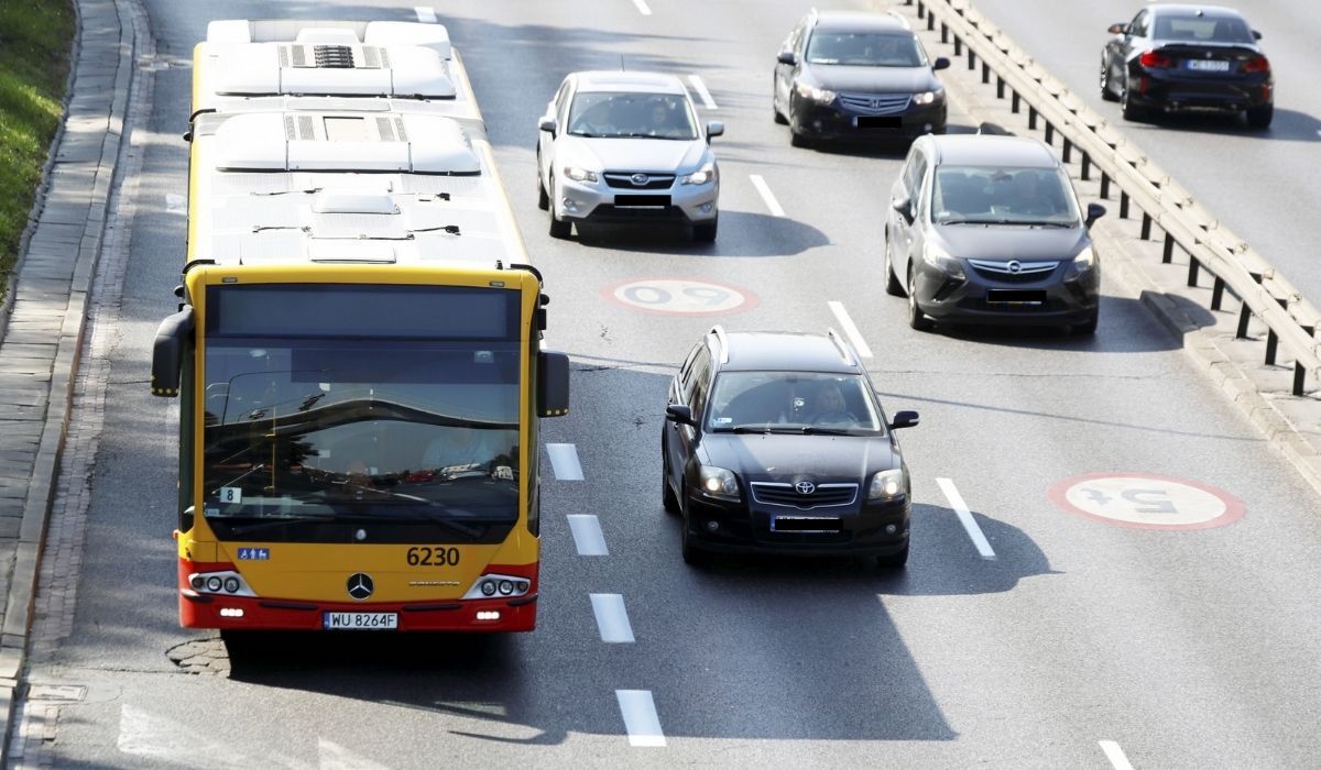 Warszawa: pasażerka zemdlała w autobusie, z braku karetki kierowca zawiózł ją sam do szpitala