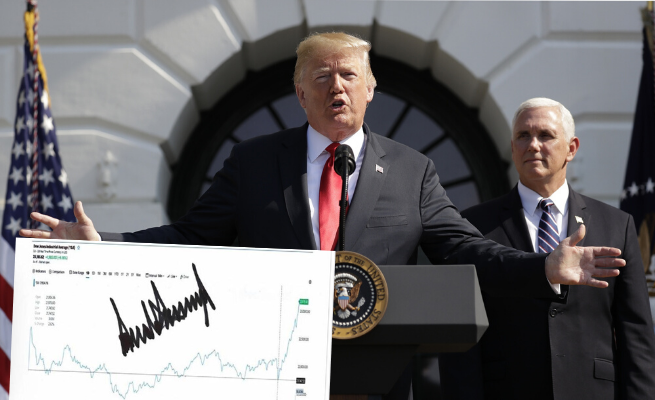 Trump wysyła wyborcom wykres giełdy z odbiciem po spadku i swoim autografem
