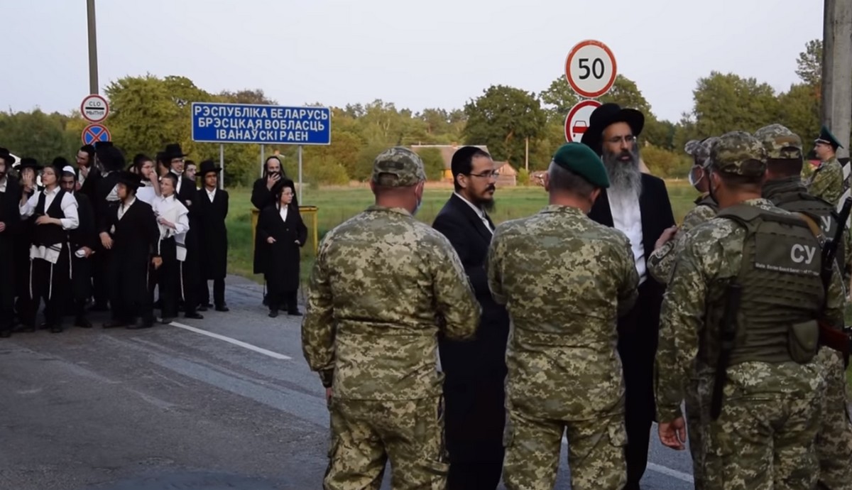 Na granicy z Ukrainą w Dolsku zebrali się chasydzi i domagają się wjazdu