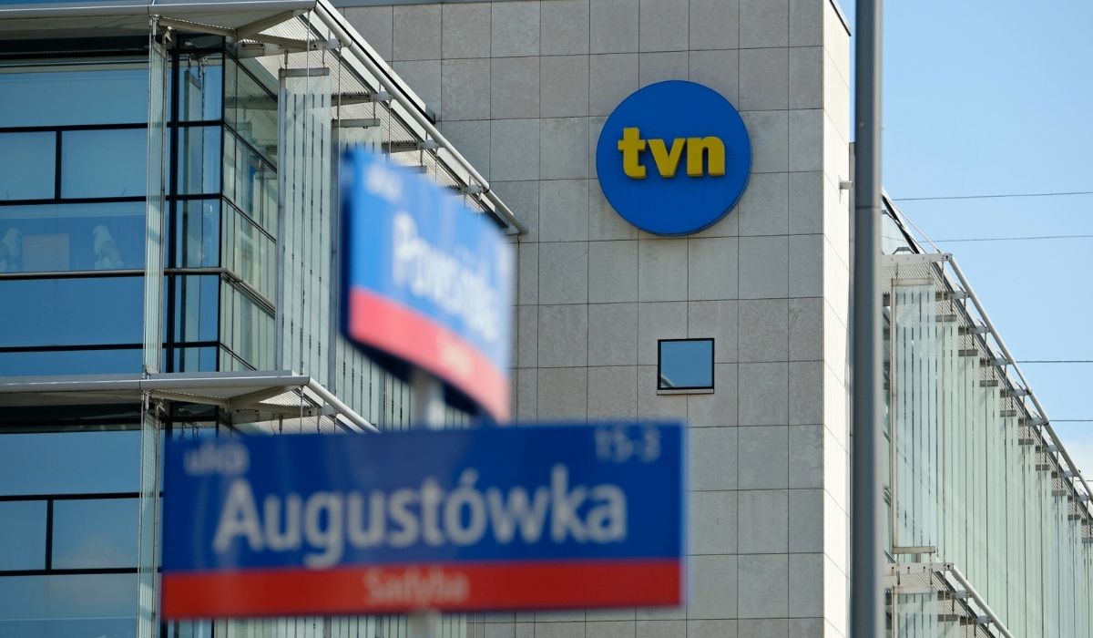 TVN odpowiada na zarzuty i tłumaczy, że przecież warunki zatrudnienia są zgodne z prawem