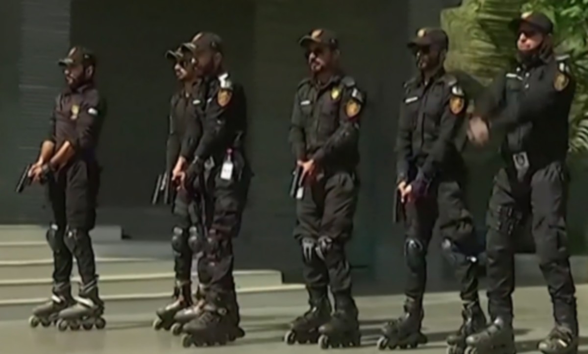 Pakistan testuje jednostkę policyjną na rolkach, włączając strzelanie w ruchu