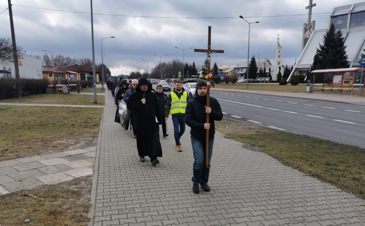 VIII Męski Różaniec w Bełchatowie: wierni modlili się o powstrzymanie koronawirusa