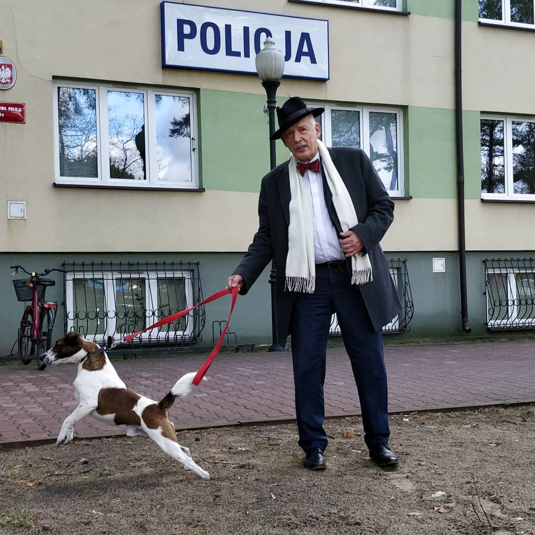 Korwin-Mikke hardo śmieszkuje z niewpuszczenia psa na komisariat