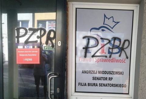 Kobieta jednak nie "propagowała totalitaryzmu" pisząc "PZPR" na biurze PiS