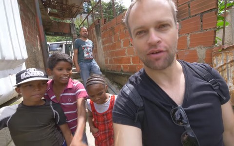 Polski YouTuber zebrał 73 tysiące złotych dla dzieci ze slumsu w Wenezueli