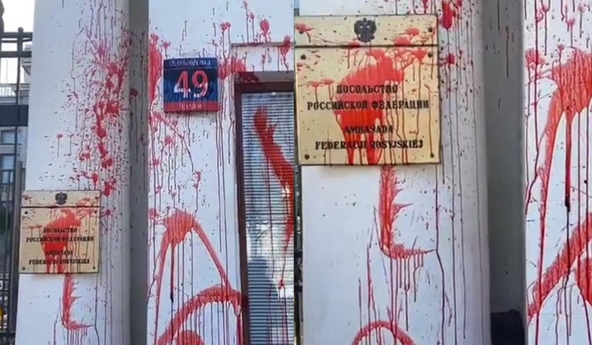 Ambasadzie Rosji przydarzyło się, że aktywiści oblali ją czerwoną farbą, policja zatrzymała dwie osoby