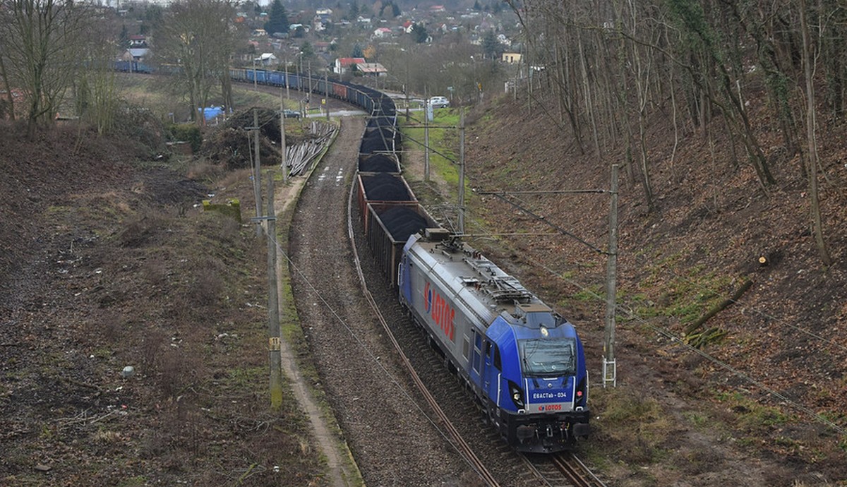Przed kopalniami ustawiają się kolejki chętnych po węgiel, rzecznik rządu odradza zakup, bo ceny niedługo spadną