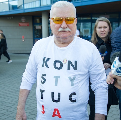

Lech Wałęsa głosował w koszulce "Konstytucja"

