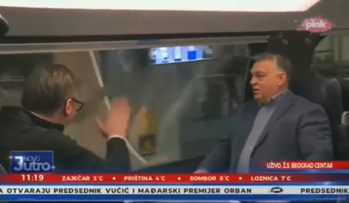 Prezydent Serbii machał do nikogo podczas otwarcia linii kolejowej. Orban też machał, ale potem się zmieszał