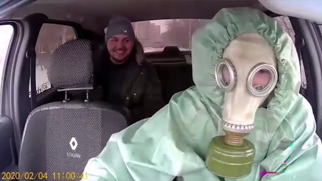 Rosja: taksówkarz walczy z "histerią koronawirusa", jeżdżąc w masce przeciwgazowej