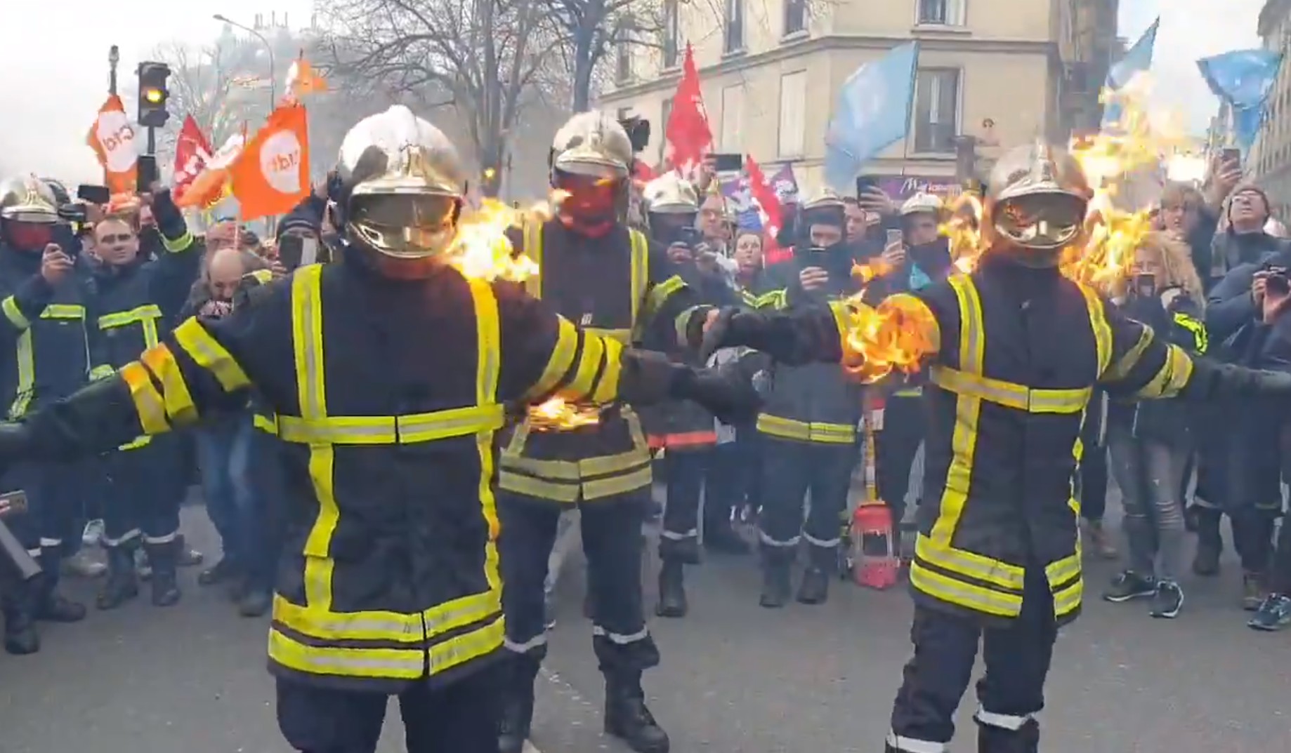 Zamieszki w Paryżu: strażacy podpalili się w proteście, walczą o podwyżki