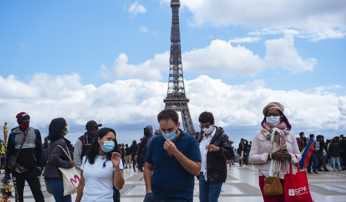 Francja: media ujawniły aferę Eiffla, wieża zamienia się w złom, który zamiast naprawy jest po raz kolejny malowany 