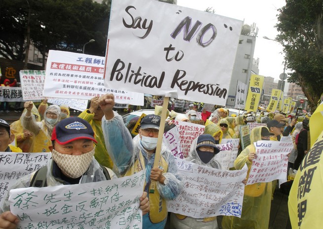 Tysiące Tajwańczyków wyszło na ulice w żółtych kamizelkach. Chcą obniżenia podatków