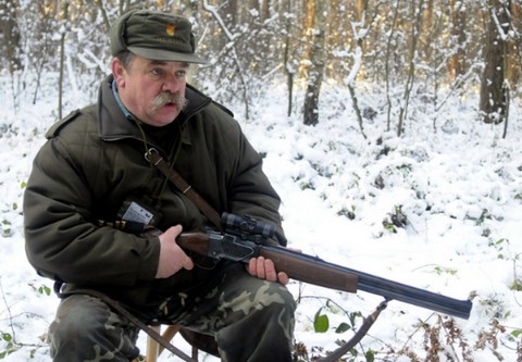 Aktywiści złośliwie spacerowali za myśliwymi podczas polowania