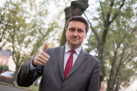 Poseł PiS wygrał z żoną w sądzie, mimo że "miała wykręcane ręce i była szarpana"