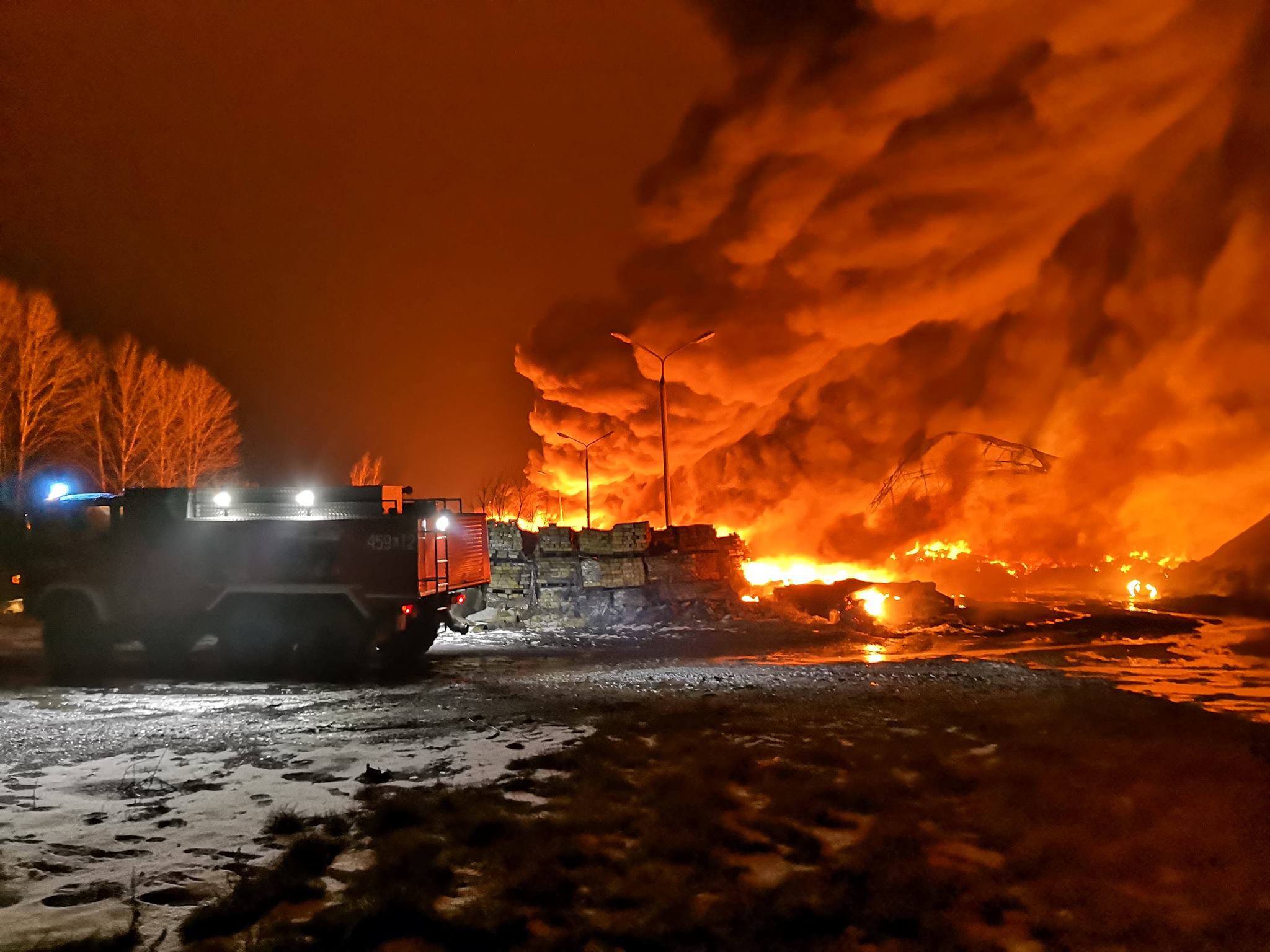 Na wschodzie dogasa pożar składowiska opon, olbrzymie straty