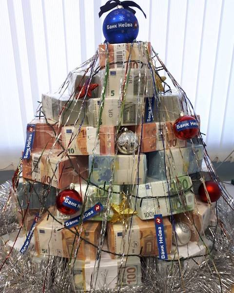 Rosja: choinka z plików banknotów warta 9 milionów złotych