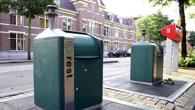 Amsterdam eksperymentuje: zróbmy małe ogródki wokół koszy, to zniechęca do śmiecenia