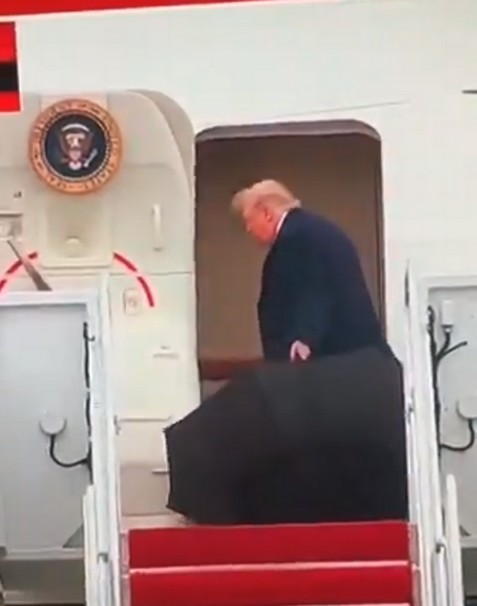 Donald Trump nie składa parasola:trump: