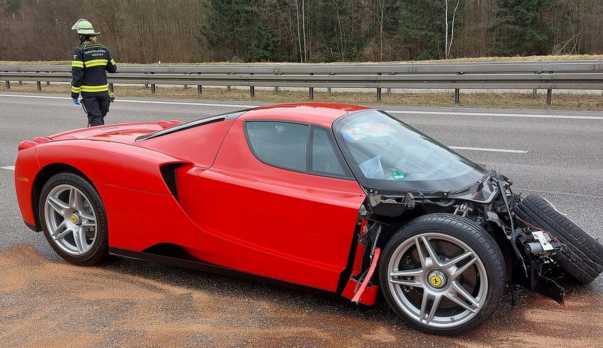 Mechanik przejechał się Ferrari Enzo, ale trochę go poniosło, a przód samochodu rozniosło po okolicy