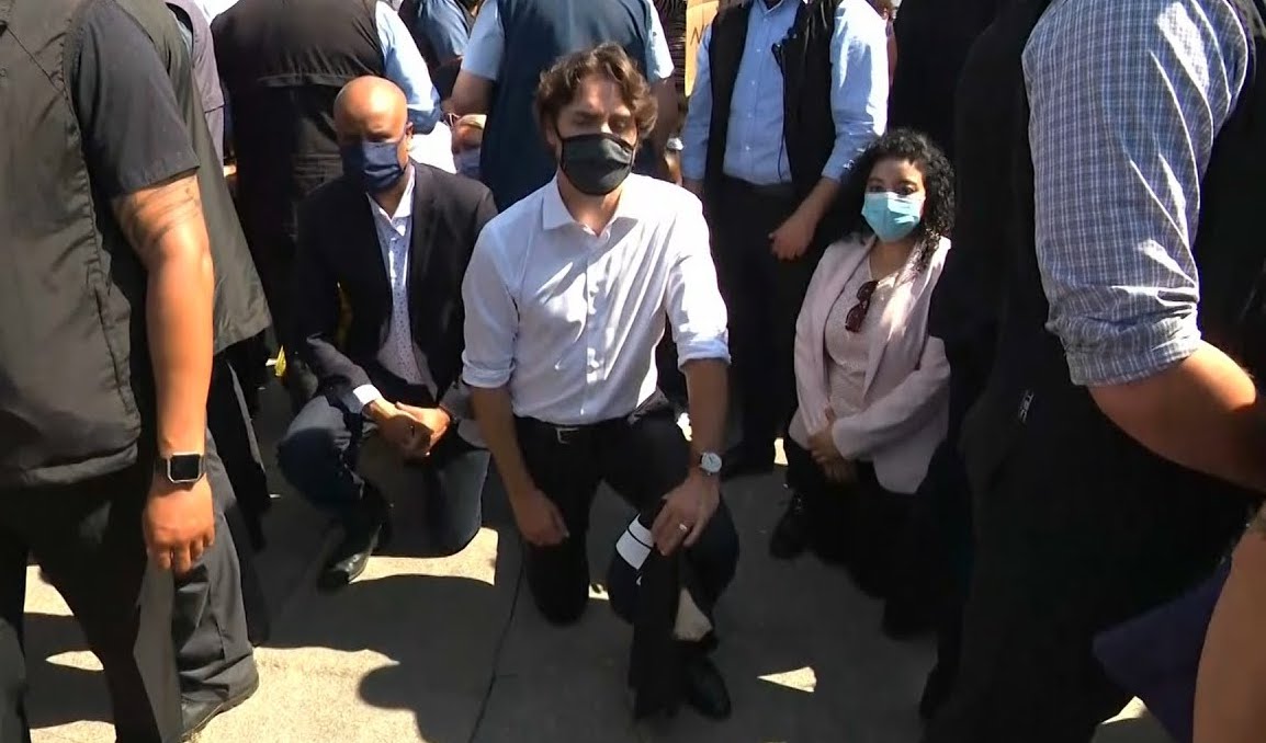 Justin Trudeau na antyrasistowskiej manifestacji, klęczał 9 minut przed parlamentem