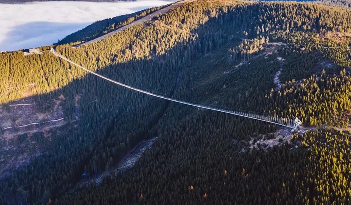 W Górach Orlickich powstał najdłuższy wiszący most na świecie i wygląda jak z gry komputerowej