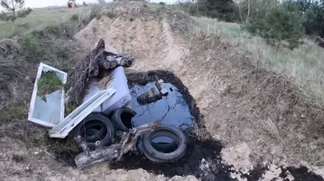 Pomóż namierzyć okrutników, którzy wylali 1000 litrów przepalonego oleju w lesie