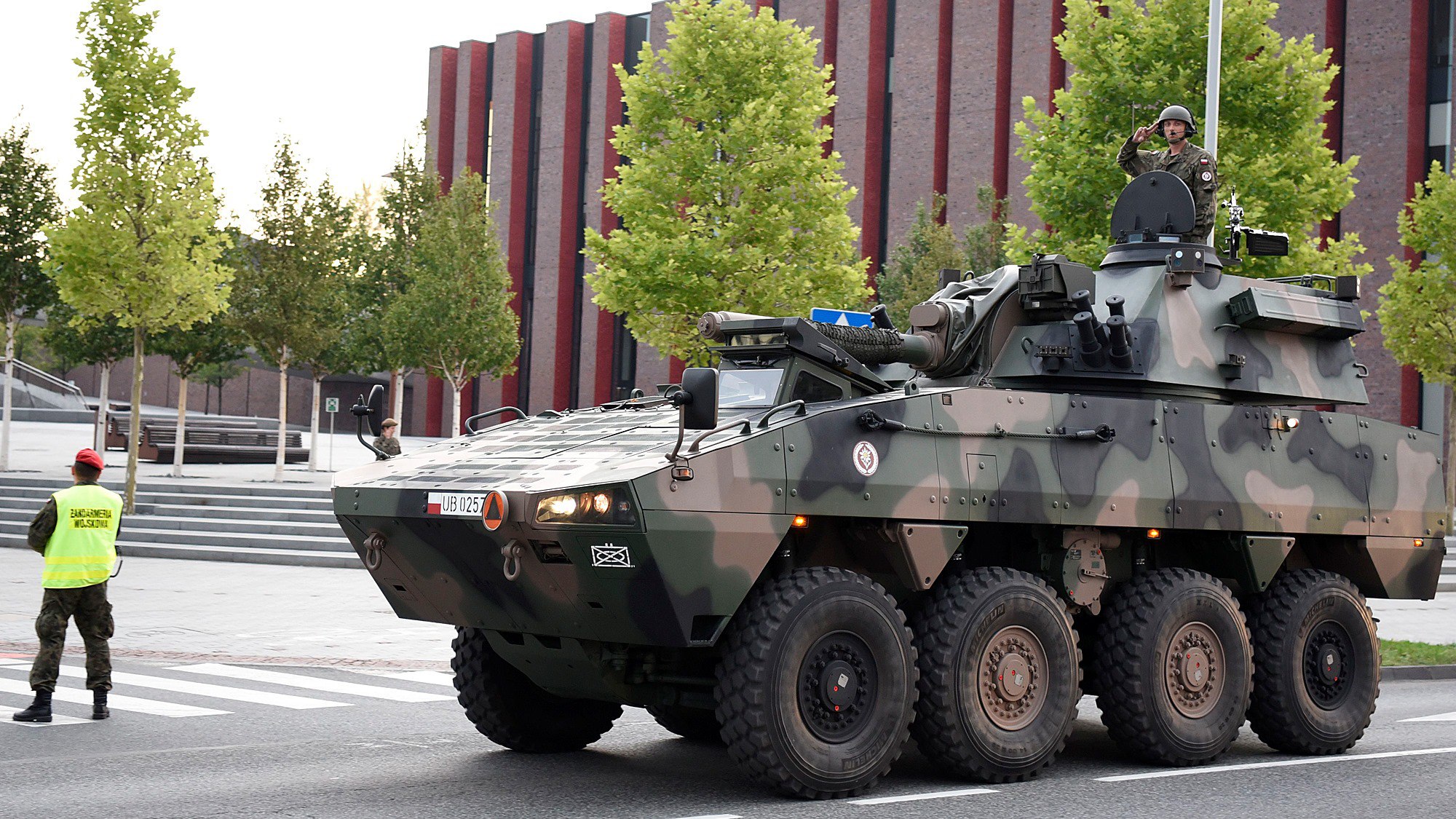 MON przed defiladą w Katowicach zażądał wycięcia drzew i demontażu ekranów akustycznych