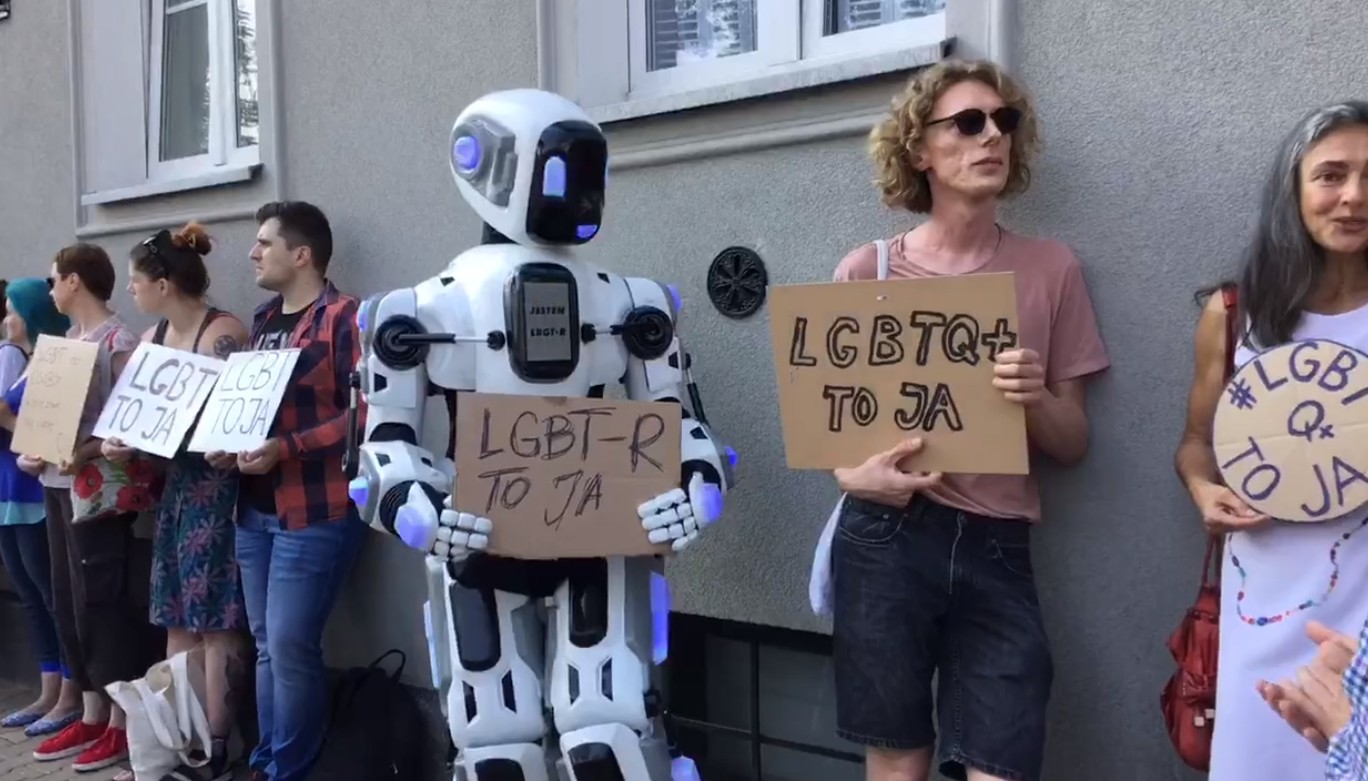 Protest środowisk LGBT pod Gazetą Polską: protestujących zaczął trollować robot