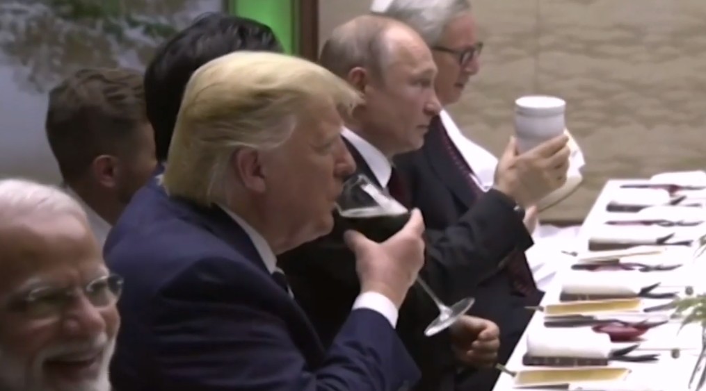 G20: Władimir Putin przywiózł na szczyt swój kubek