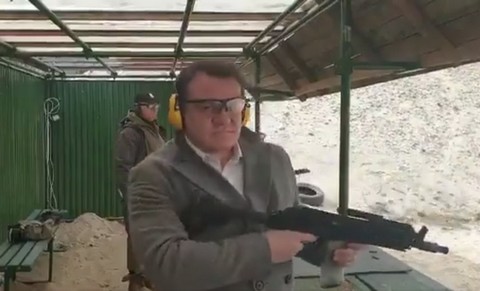 Tarczyński na strzelnicy: trzeba się szkolić do obrony Ojczyzny