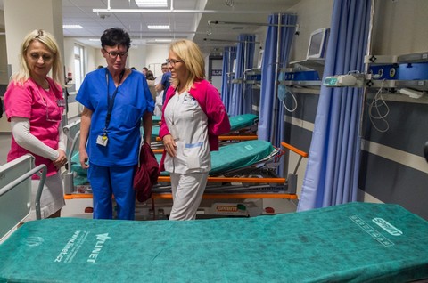 Szpitale mają za mało pielęgniarek na zbyt wiele łóżek. Dyrektorzy likwidują więc łóżka