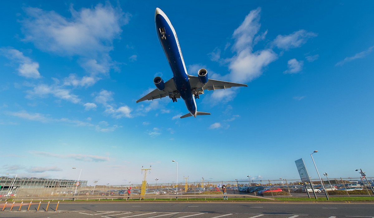 Guardian: brytyjskie linie lotnicze od 2019 dopuściły do prawie 40 000 pustych lub prawie pustych lotów