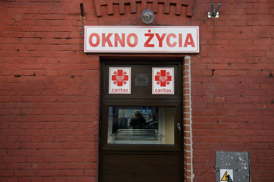 Katowice: ojciec zostawił trzylatkę w "oknie życia", ale mała wiedziała gdzie mieszka i nie dała się porzucić