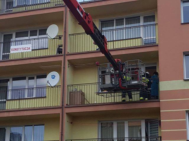 Ciężkie negocjacje straży pożarnej z dwulatkiem w sprawie otwarcia balkonu