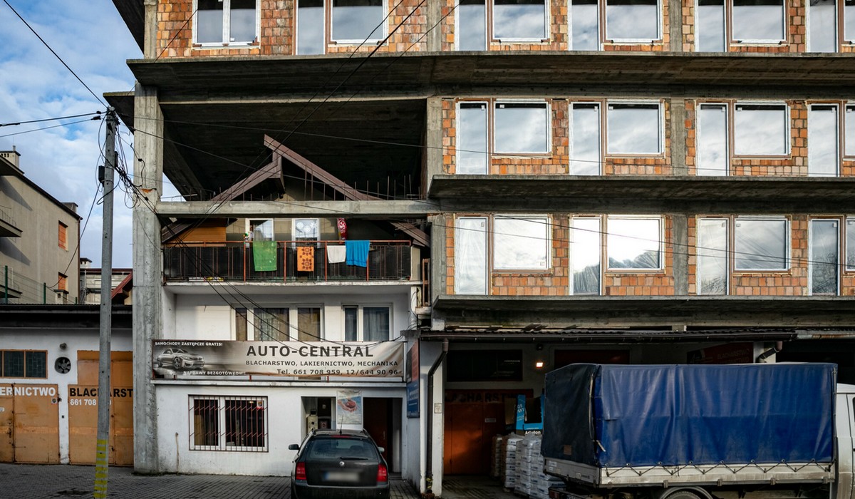 Kraków: sąd zdecydował i obudowanie domu blokiem jest jednak nielegalne, słynna konstrukcja do rozbiórki