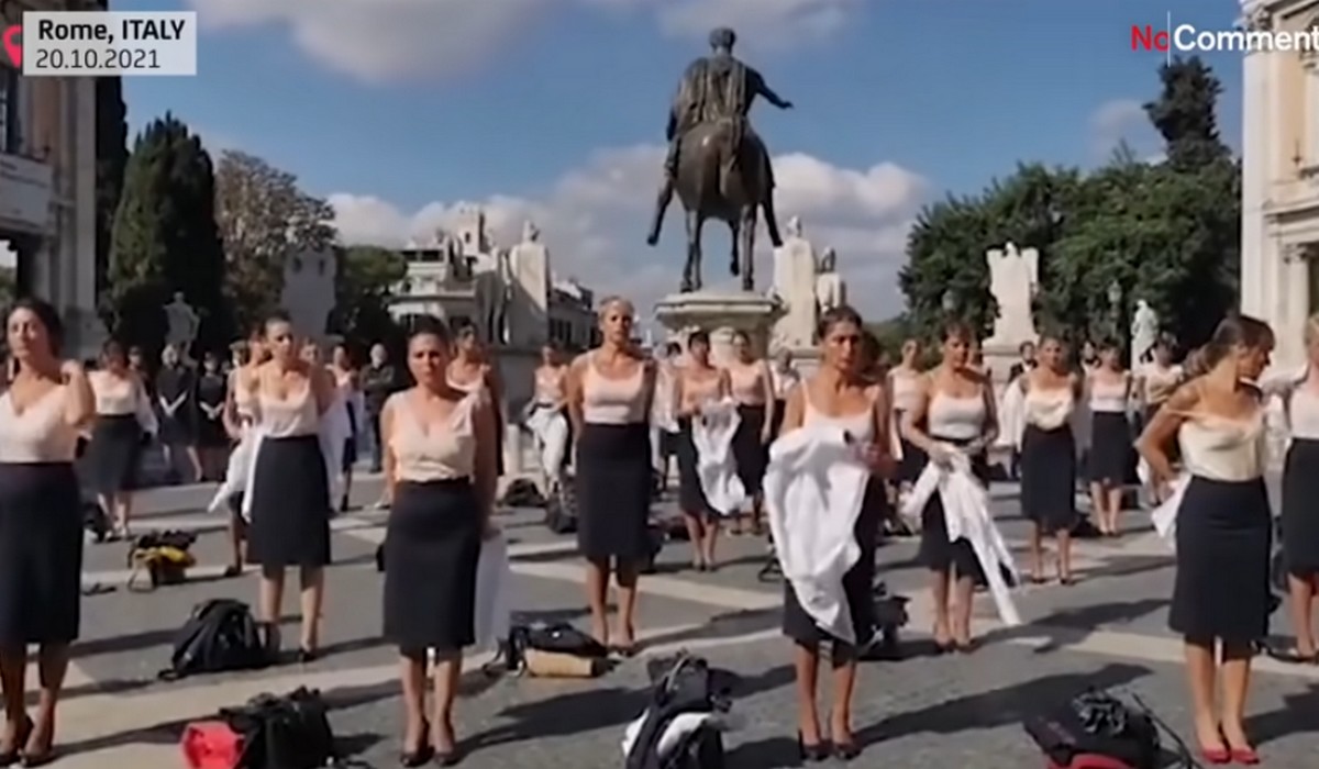 Włochy: byłe stewardessy zdjęły mundury i protestowały w Rzymie przeciwko cięciom