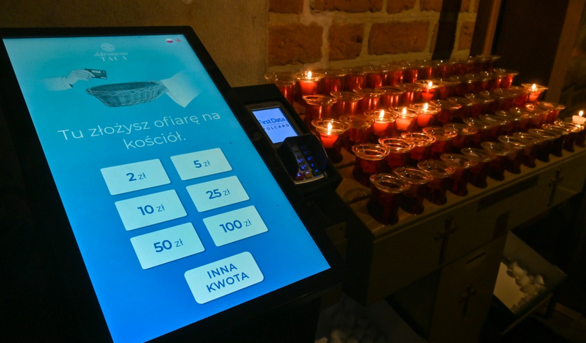 Kościelne ofiaromaty zyskują na popularności, można wspierać Kościół bezgotówkowo, na przykład bliczkiem